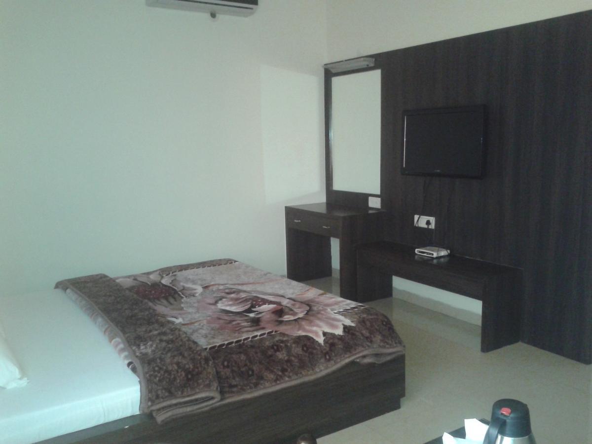 أمريتسار Hotel Milan Palace الغرفة الصورة
